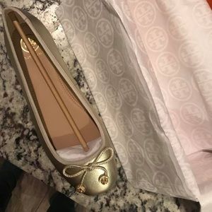 Tory birch Laila flat gold never worn